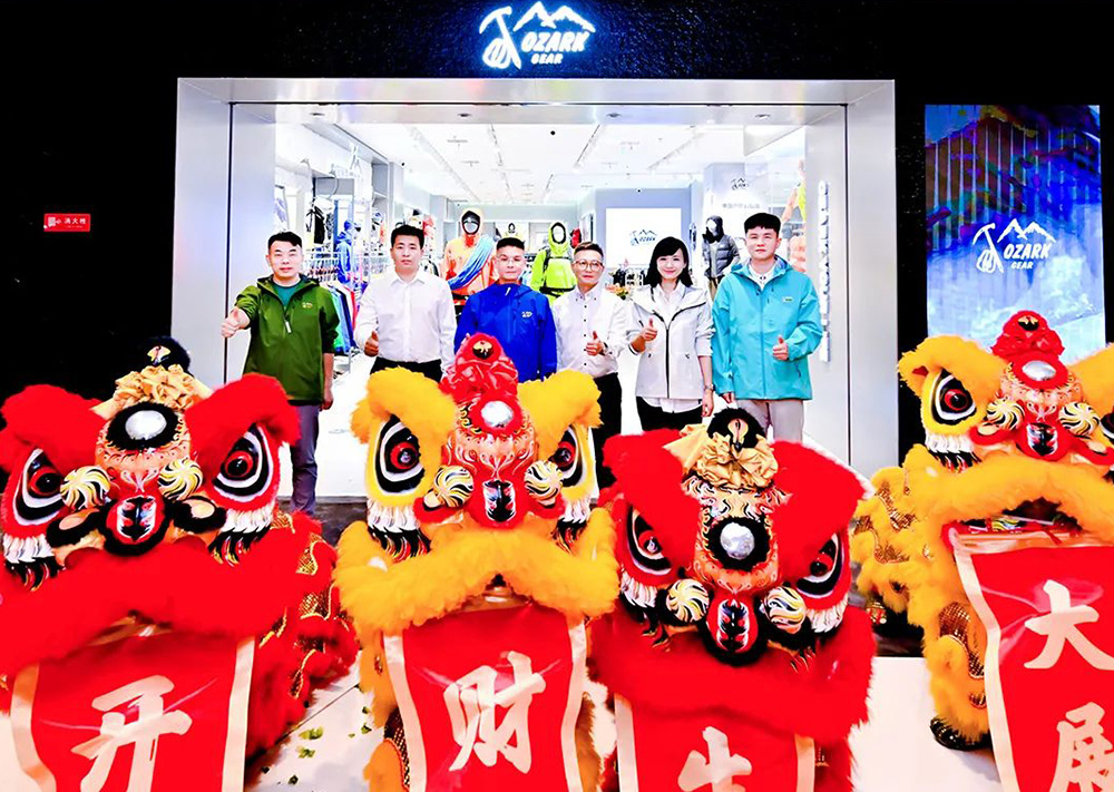 璀璨启幕 | 国庆盛典，半岛体育苏州中心店盛大开业，开启户外探险新篇章